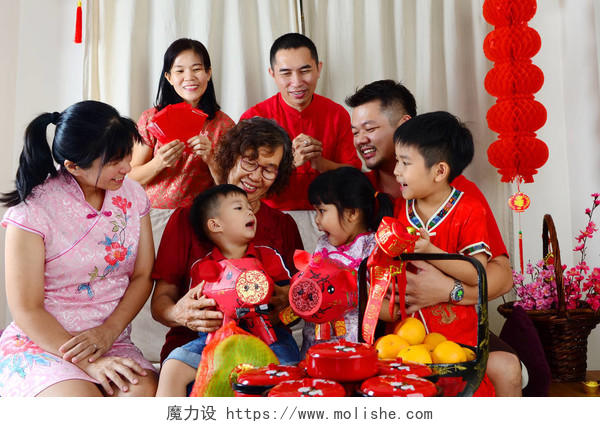亚洲三代家庭庆祝中国新年新年习俗拜年除夕